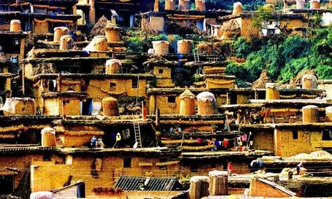 Làng cổ có trăm ngôi nhà chồng lên nhau